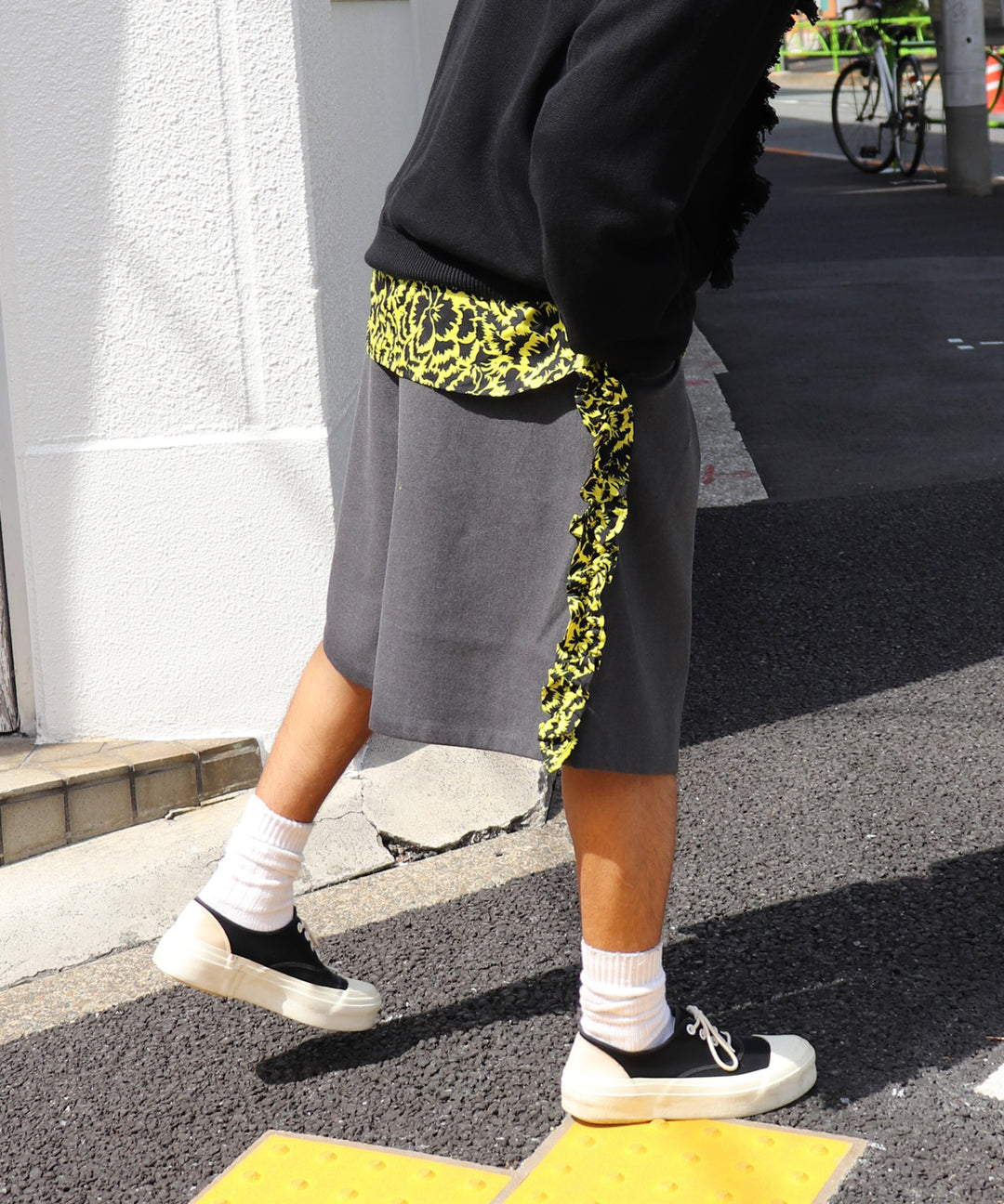 SIDE FRILL MIDDLE PANTS